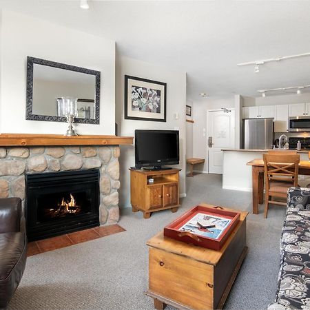 Town Plaza Suites By Golden Dreams Whistler Eksteriør billede