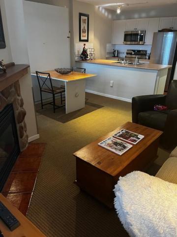 Town Plaza Suites By Golden Dreams Whistler Eksteriør billede