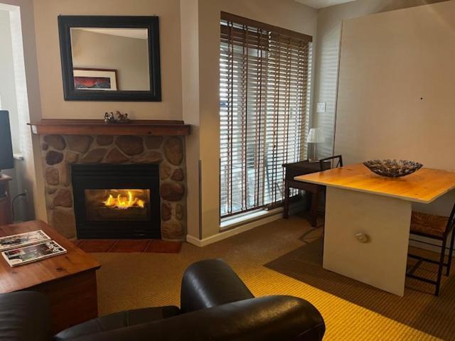 Town Plaza Suites By Golden Dreams Whistler Eksteriør billede