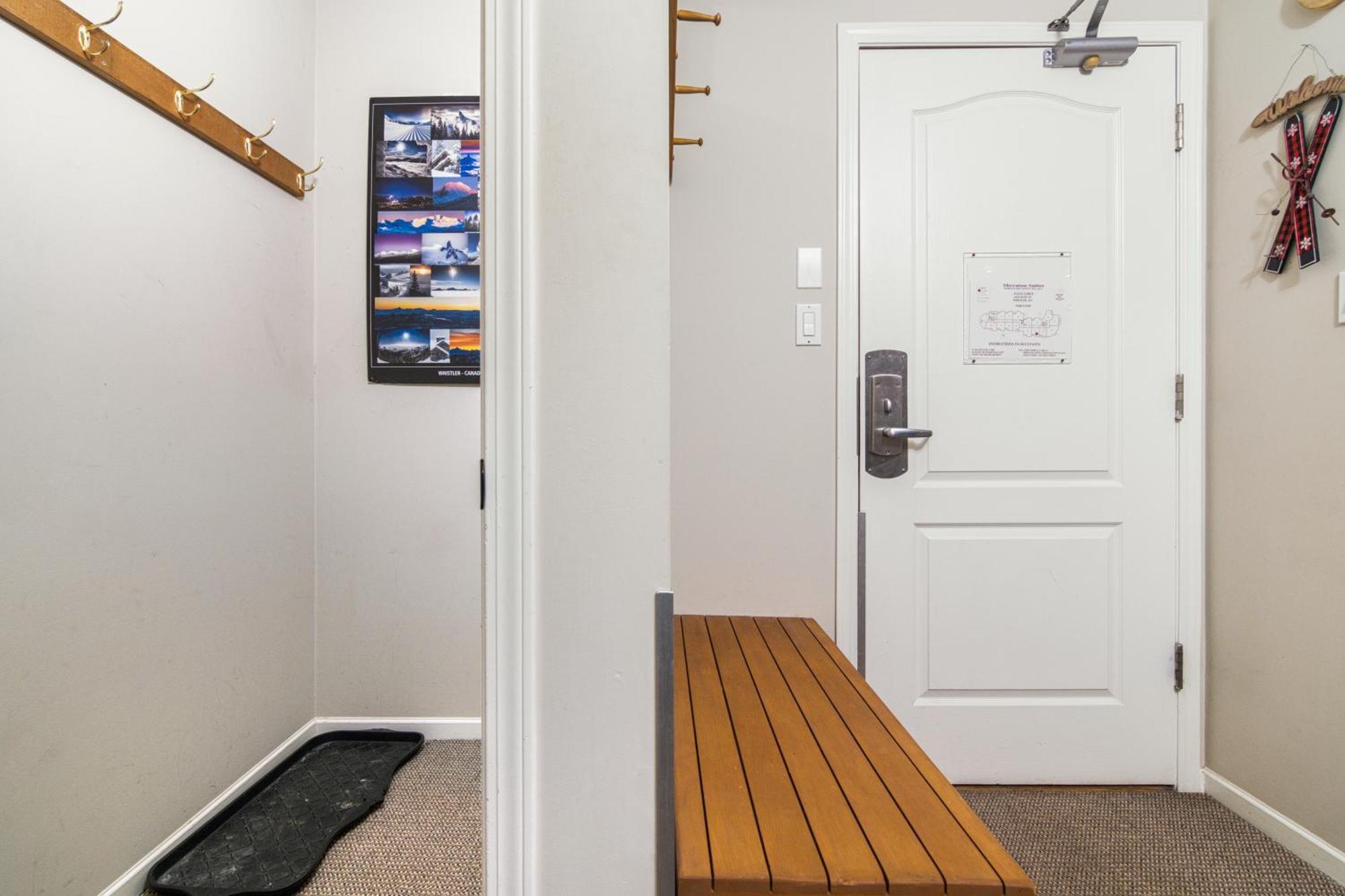 Town Plaza Suites By Golden Dreams Whistler Eksteriør billede