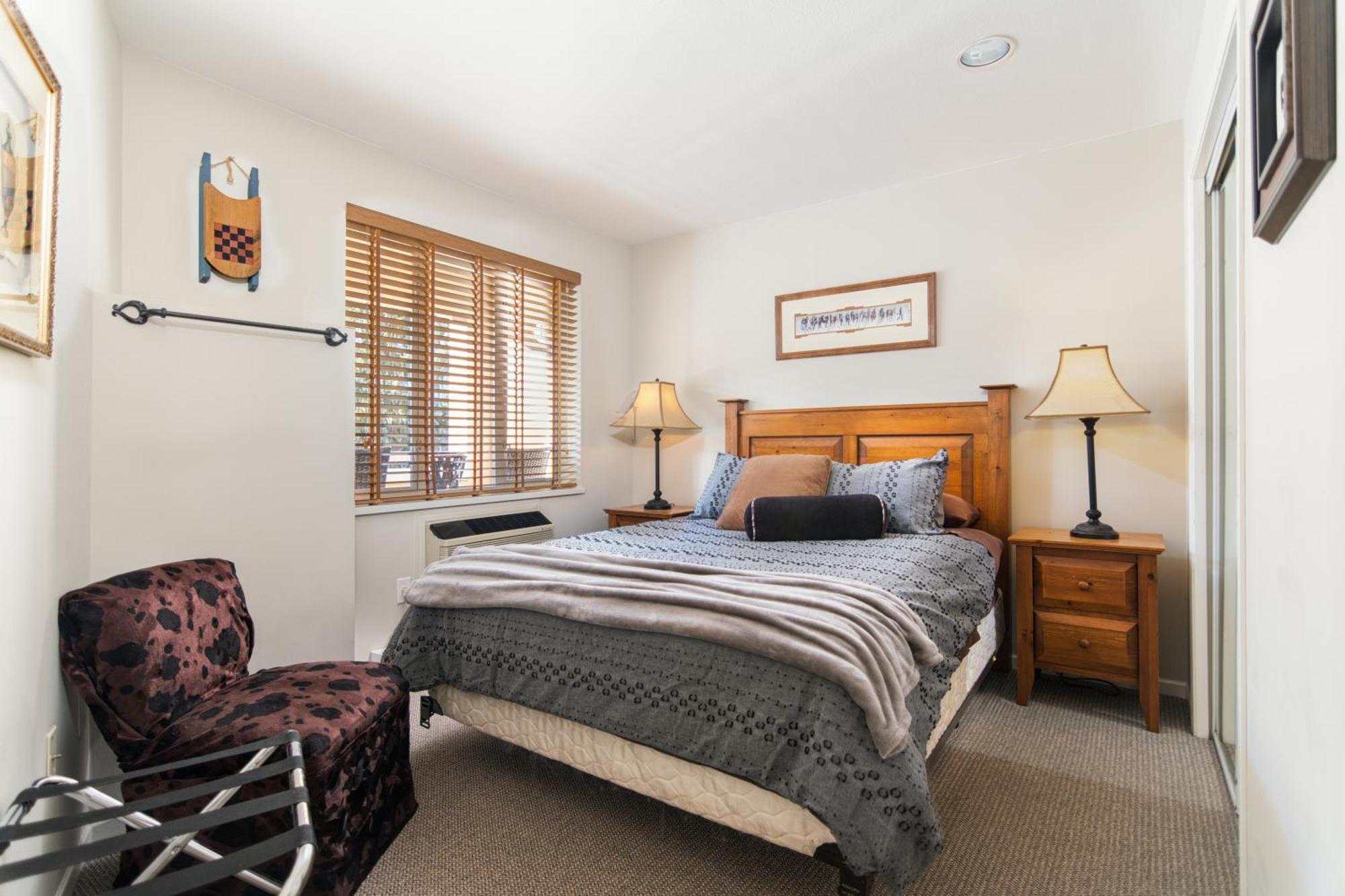 Town Plaza Suites By Golden Dreams Whistler Eksteriør billede