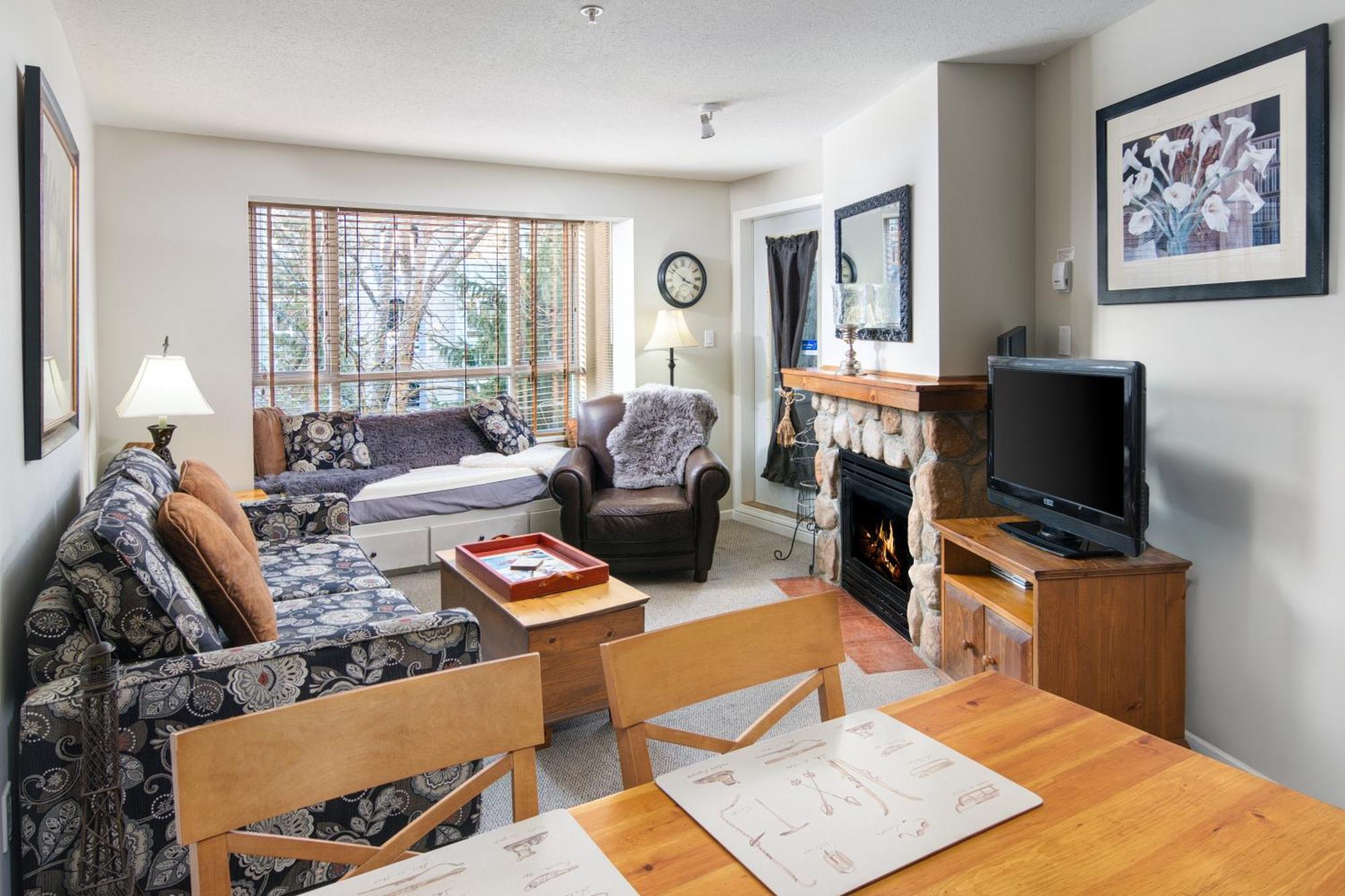 Town Plaza Suites By Golden Dreams Whistler Eksteriør billede