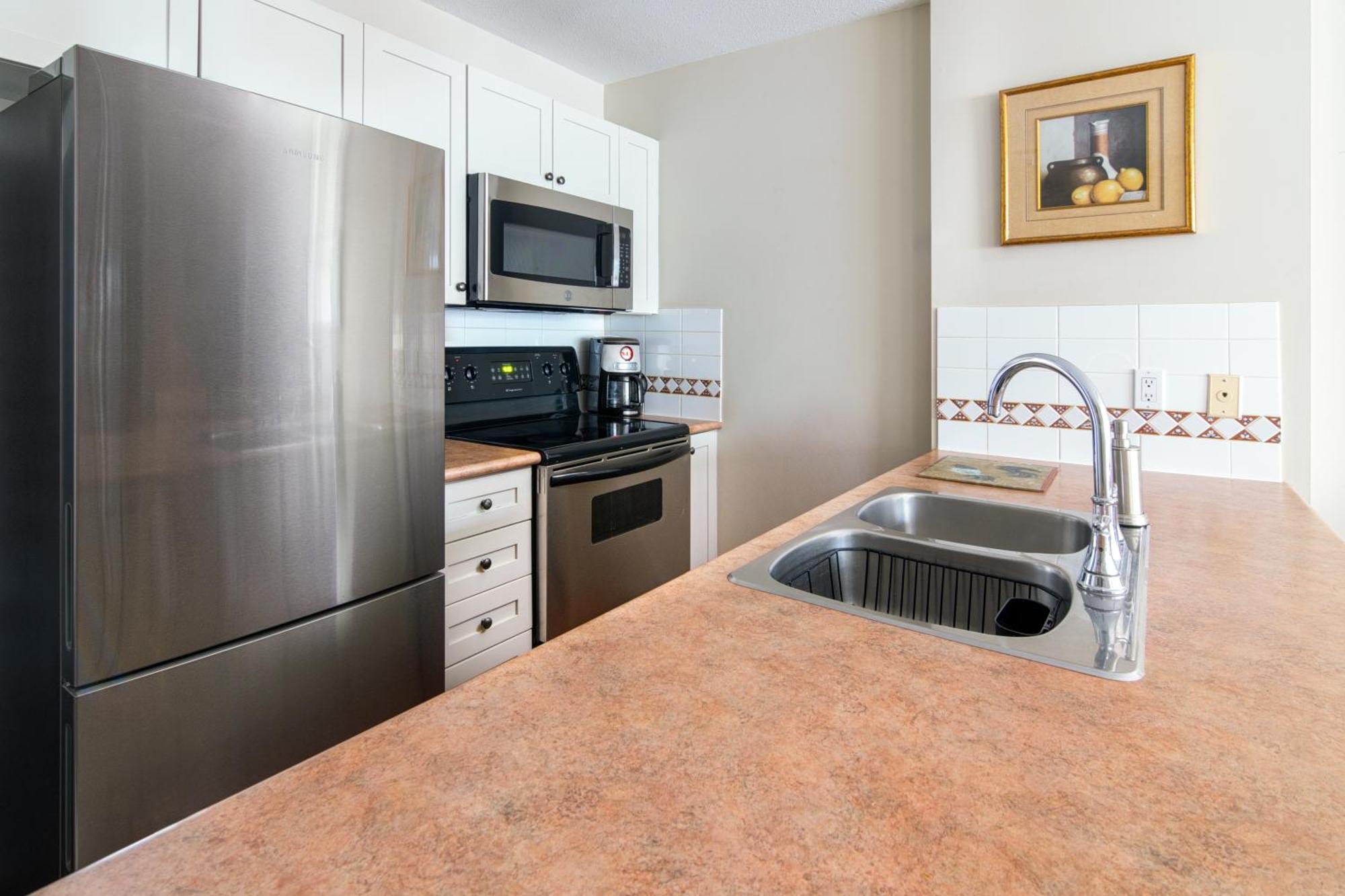 Town Plaza Suites By Golden Dreams Whistler Eksteriør billede