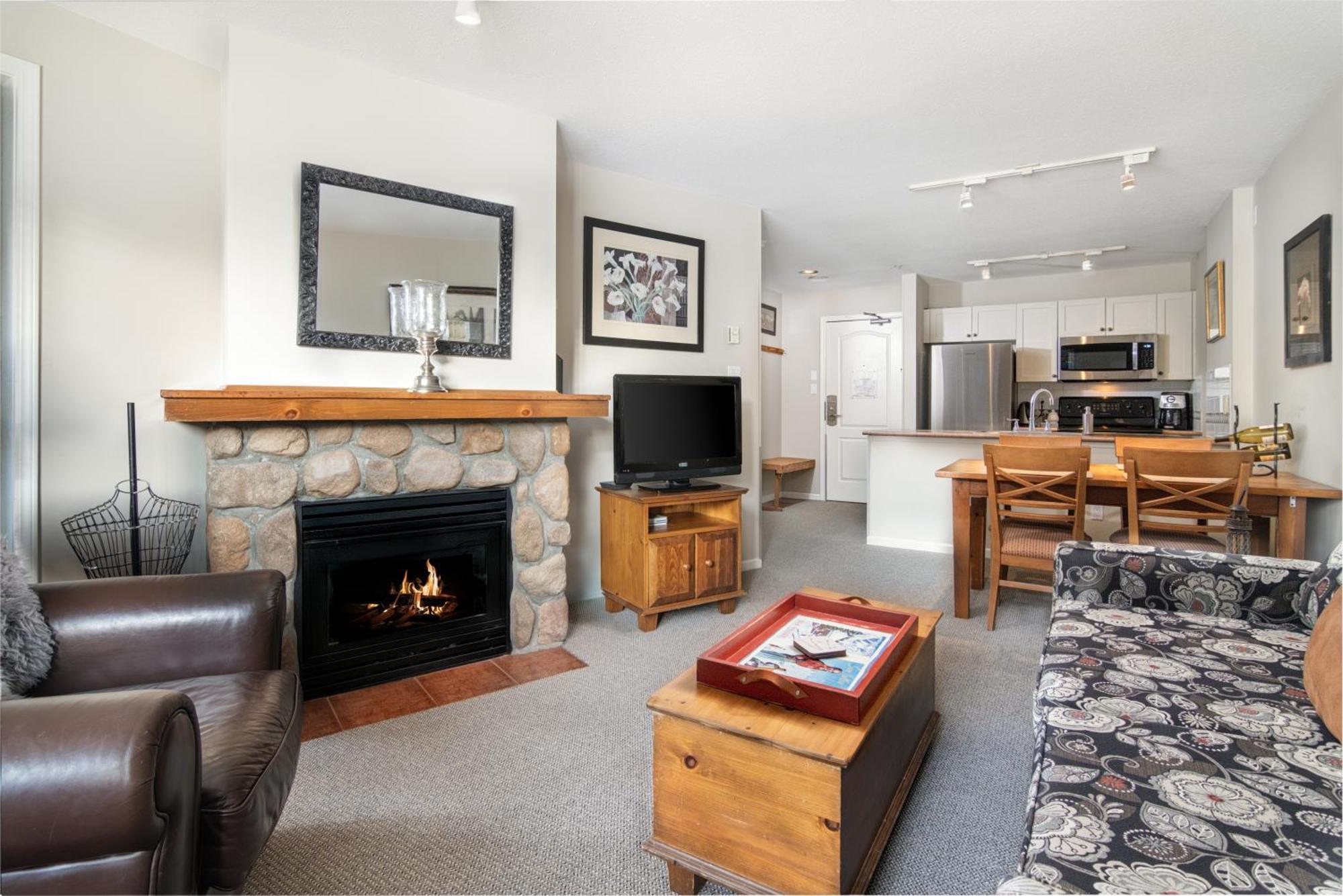 Town Plaza Suites By Golden Dreams Whistler Eksteriør billede