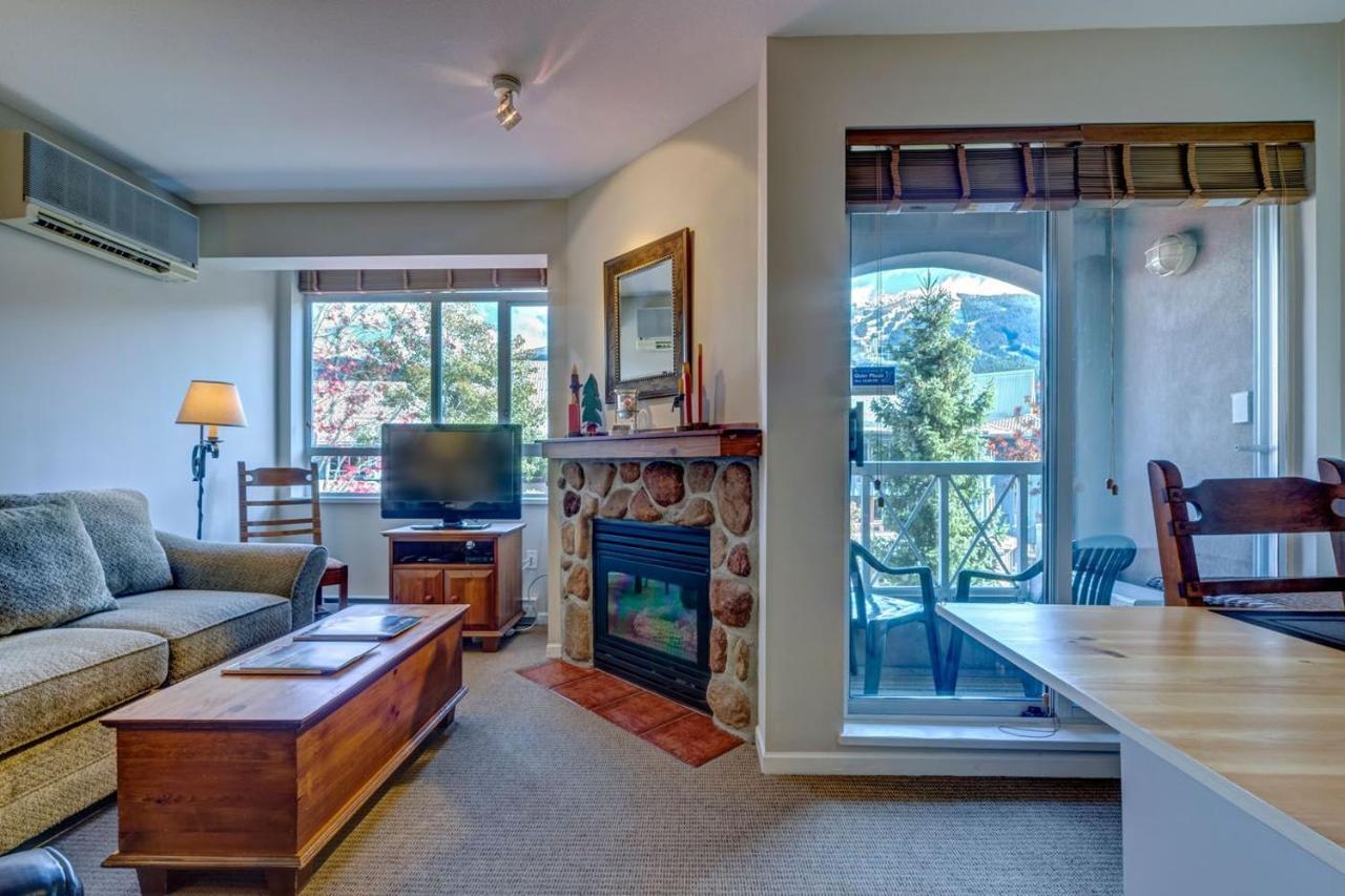 Town Plaza Suites By Golden Dreams Whistler Eksteriør billede