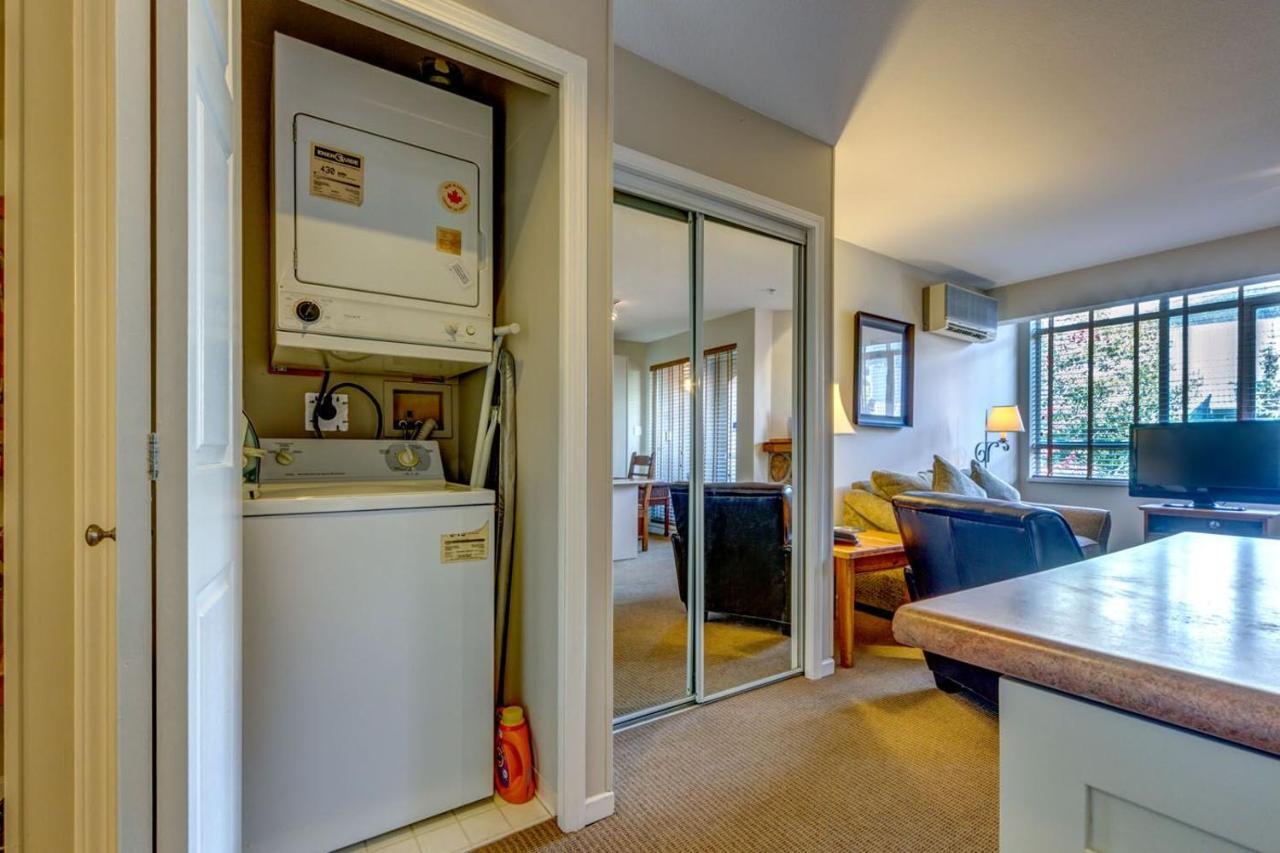 Town Plaza Suites By Golden Dreams Whistler Eksteriør billede
