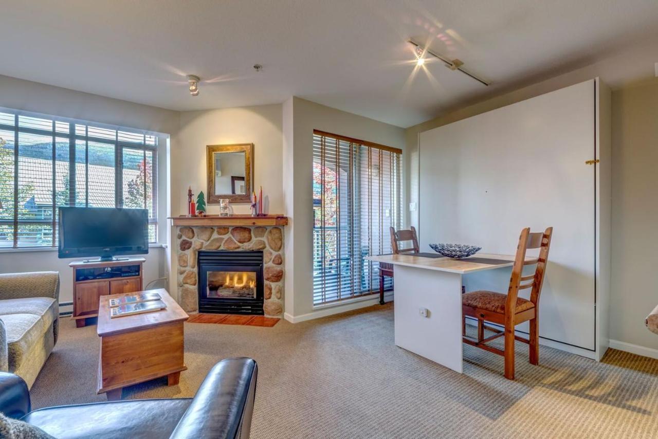 Town Plaza Suites By Golden Dreams Whistler Eksteriør billede